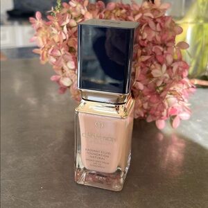 Clé de Peau Radiant Fluid Foundation O10 light ochre